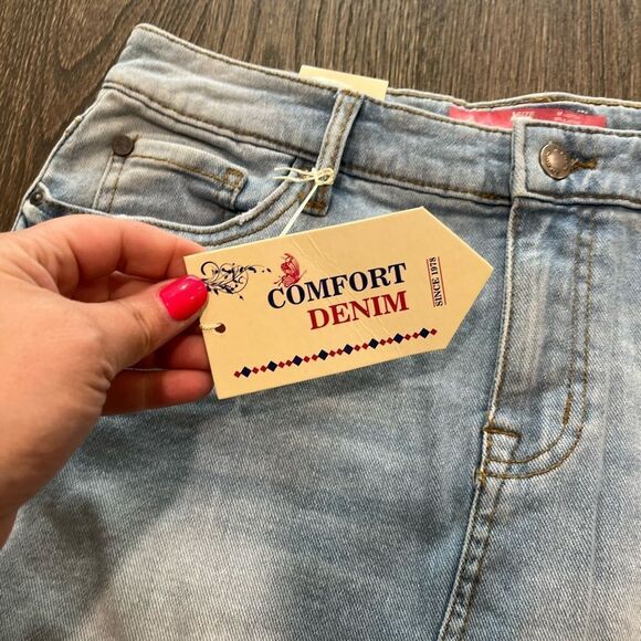 NWT Comfort Denim Mini Skirt Light Wash Distressed Size 9/10 - Picture 3 of 5